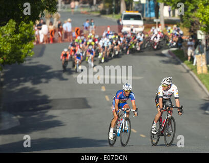 Dana Point, Californie, USA. 4 mai, 2014. Deux coureurs de l'avant en arrivant à son tour cinq, spar pour position au cours du dimanche Men's Pro Race.La 8e édition du Grand Prix 2014 Dana Point de vélo, une journée de course classique en l'honneur de l'ancien marine américain, feu John Johnson qui est mort d'un mésothéliome, a couru toute la journée de dimanche dans la région de Dana Point. Le circuit fermé, exécuter en tant qu'un circuit et connu comme critère, les courses pour tous les âges et toutes les compétences, y compris les enfants et le grand public. Le Men's pro course, prévue comme le dernier événement de la journée, une bourse de 15 000 $ dollars. Pour les 8 dernières années t Banque D'Images