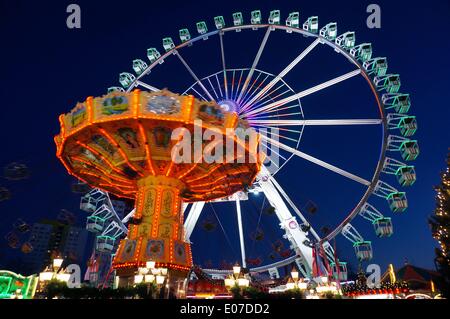 Berlin, Allemagne. 26th novembre 2013. Un carrousel à balançoires lumineux se trouve devant une grande roue sur le marché de Noël 'Wintertraum ums Alexa' à Alexanderplatz à Berlin, Allemagne, le 26 novembre 2013. Fotoarchiv für Zeitgeschichte - PAS DE SERVICE DE FIL/dpa/Alay Live News Banque D'Images