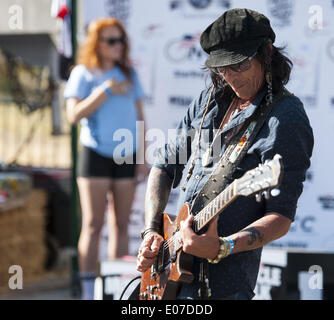 Dana Point, Californie, USA. 4 mai, 2014. La version de Jimmy Hendrix de la Rock'n Roll Star Bangled Banner a été joué juste avant le début de la Men's Pro course le dimanche après-midi.La 8e édition du Grand Prix 2014 Dana Point de vélo, une journée de course classique en l'honneur de l'ancien marine américain, feu John Johnson qui est mort d'un mésothéliome, a couru toute la journée de dimanche dans la région de Dana Point. Le circuit fermé, exécuter en tant qu'un circuit et connu comme critère, les courses pour tous les âges et toutes les compétences, y compris les enfants et le grand public. Le Men's pro course, prévue comme le dernier événement de la journée, une bourse de $ en vedette Banque D'Images