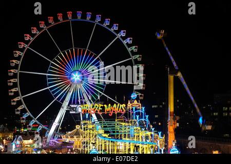 Berlin, Allemagne. 26th novembre 2013. Une grande roue illuminée et le stand de montagnes russes « Wide Maus » sur le marché de Noël « Wintertraum ums Alexa » à Alexanderplatz à Berlin, en Allemagne, le 26 novembre 2013. Fotoarchiv für Zeitgeschichte - PAS DE SERVICE DE FIL/dpa/Alay Live News Banque D'Images