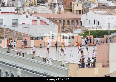 Vue sur la vieille ville de Valence : les jeunes à jouer au soccer sur le toit d'une vieille ville chambre 29.10.2013 Banque D'Images