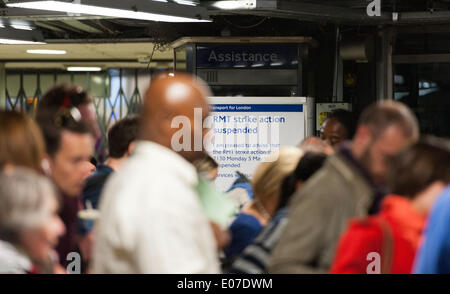 Londres, Royaume-Uni. Le 05 mai, 2014. Un signe dans la station Victoria annonce la suspension de cette semaines prévu par l'action industrielle RMT. Credit : Pete Maclaine/Alamy Live News Banque D'Images