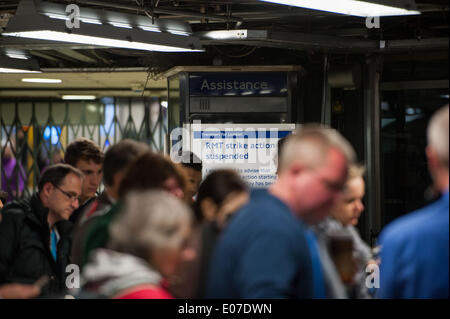 Londres, Royaume-Uni. Le 05 mai, 2014. Un signe dans la station Victoria annonce la suspension de cette semaines prévu par l'action industrielle RMT. Credit : Pete Maclaine/Alamy Live News Banque D'Images