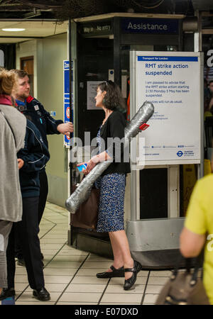 Londres, Royaume-Uni. Le 05 mai, 2014. Un signe dans la station Victoria annonce la suspension de cette semaines prévu par l'action industrielle RMT. Credit : Pete Maclaine/Alamy Live News Banque D'Images