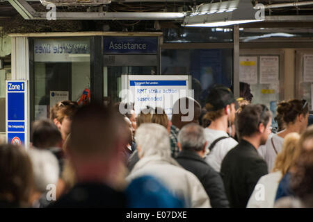 Londres, Royaume-Uni. Le 05 mai, 2014. Un signe dans la station Victoria annonce la suspension de cette semaines prévu par l'action industrielle RMT. Credit : Pete Maclaine/Alamy Live News Banque D'Images