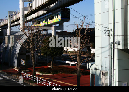 L'approche du train monorail station Koen de Chiba au printemps 2014. Monorail suspendu le plus long du monde. Banque D'Images