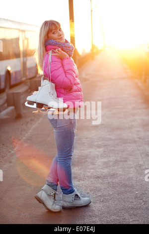 La patineuse artistique fille sur le pont Banque D'Images