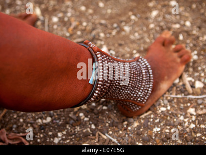 Femme Himba avec Beaded Anklets pour protéger leurs jambes de morsures d'animaux venimeux, Epupa, Namibie Banque D'Images