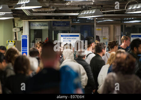 Londres, Royaume-Uni. Le 05 mai, 2014. Un signe dans la station Victoria annonce la suspension de cette semaines prévu par l'action industrielle RMT. Credit : Pete Maclaine/Alamy Live News Banque D'Images