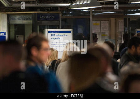 Londres, Royaume-Uni. Le 05 mai, 2014. Un signe dans la station Victoria annonce la suspension de cette semaines prévu par l'action industrielle RMT. Credit : Pete Maclaine/Alamy Live News Banque D'Images