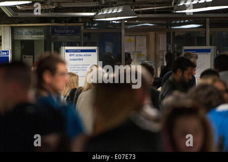 Londres, Royaume-Uni. Le 05 mai, 2014. Un signe dans la station Victoria annonce la suspension de cette semaines prévu par l'action industrielle RMT. Credit : Pete Maclaine/Alamy Live News Banque D'Images