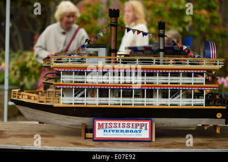 4 mai 2014 - Hempstead, New York, États-Unis - un grand bateau du Mississippi d', construit par Anthony DiCosimo, est exposée au 31e Festival néerlandais, en plein air sur le Campus sud de l'Université Hofstra. La longue tradition de l'île avait de plus en plus à travers le campus, tulipes, divertissements, activités, une vente de plantes, et plus encore. (Crédit Image : © Ann Parry/ZUMAPRESS.com) Banque D'Images