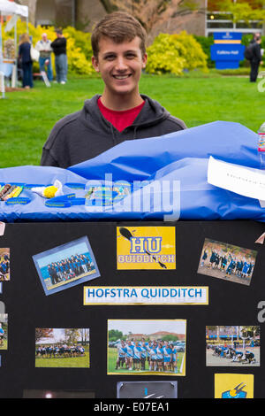 4 mai 2014 - Hempstead, New York, États-Unis - les étudiants sont la Hofstra manning Hofstra, stand de Quidditch avec photos d'équipe sur l'écran, et des bracelets et des baguettes à la vente, à la 31e Festival annuel néerlandais, en plein air sur le Campus sud de l'Université Hofstra, qui dispose en fleurs tulipes dans tout le campus. La longue tradition de l'île avait aussi les divertissements, activités, et plus encore. (Crédit Image : © Ann Parry/ZUMAPRESS.com) Banque D'Images