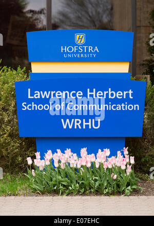 4 mai 2014 - Hempstead, New York, États-Unis - rose et blanc les tulipes sont en fleurs en face du signe pour le Lawrence Herbert École de la communication au cours de la 31e Festival néerlandais, en plein air sur le Campus sud de l'Université Hofstra, qui dispose de plus en plus perceptible dans les tulipes campus. Le Dr Lawrence Herbert est l'inventeur du système de correspondance des couleurs Pantone. (Crédit Image : © Ann Parry/ZUMAPRESS.com) Banque D'Images