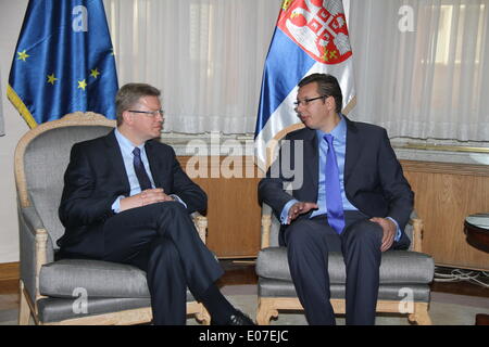 Belgrade, Serbie. 5 mai, 2014. Stefan Fuele (L), Commissaire européen à l'élargissement et de la politique européenne de voisinage, des entretiens avec le Premier ministre serbe, Aleksandar Vucic (R) à Belgrade, en Serbie, le 5 mai 2014. Fuele a déclaré lundi que l'UE soutient les réformes sur le chemin d'adhésion de la Serbie à l'adhésion à l'UE. © Wang Hui/Xinhua/Alamy Live News Banque D'Images