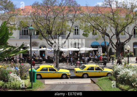 Taxis à Avenida Arriaga Funchal Madeira Le Ritz Restaurant en arrière-plan Banque D'Images