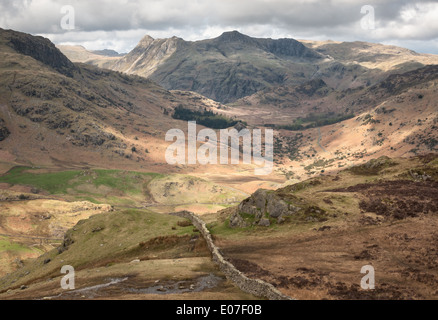 Vue du Hawk Rigg plus Blea Moss vers les Langdale Pikes dans le Lake District Banque D'Images