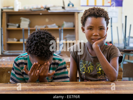 Enfants Bushmen dans une salle de classe, l'école primaire. Grashoek, Namibie Banque D'Images