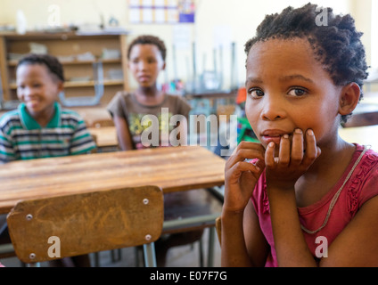 Enfants Bushmen dans une salle de classe, l'école primaire. Grashoek, Namibie Banque D'Images