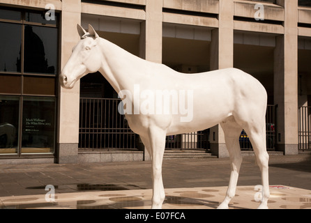 'Le Cheval Blanc' sculpture par Mark Wallinger, une sculpture en marbre et décoré de résine, le Mall, Londres, Royaume-Uni. Banque D'Images