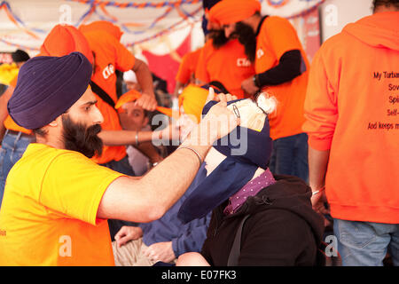 Londres, Royaume-Uni. 4e mai 2014. Ce festival culturel sikh, symbolisant le début de la saison des récoltes et le début de la nouvelle année Sikh.4e mai,Trafalgar Square Crédit : Adina Tovy/Alamy Live News Banque D'Images