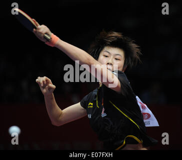 Tokyo, Japon. 5 mai, 2014. Ding de Ning Chine renvoie un shot à Ishigaki Yuka du Japon au cours du groupe de femmes match final dans le Zen Noh 2014 Championnats du Monde de Tennis de Table à Tokyo, Japon, le 5 mai 2014. La Chine a gagné 3-0 et a réclamé le titre de l'événement. © Stringer/Xinhua/Alamy Live News Banque D'Images