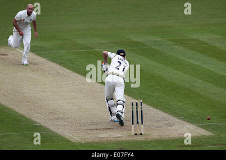 Chester Le Street, au Royaume-Uni. 5e mai 2014. Yorkshire's Johnny Bairstow est pris derrière par Phil Mustard off le bowling de Chris Rushworth le deuxième jour de la LV County Championship Division One match entre CCC Durham & Yorkshire CCC au Emirates Durham ICG Örnsköldsvik le lundi 5 mai 2014. Credit : Mark Fletcher/Alamy Live News Banque D'Images