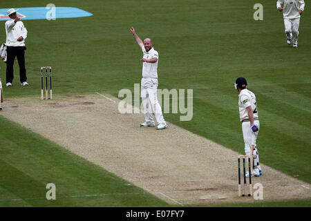 Chester Le Street, au Royaume-Uni. 5e mai 2014. Le Yorkshire Yorkshire's Johnny Bairstow est donné par Phil pris derrière le bowling de moutarde off Chris Rushworth le deuxième jour de la LV County Championship Division One match entre CCC Durham & Yorkshire CCC au Emirates Durham ICG Örnsköldsvik le lundi 5 mai 2014. Credit : Mark Fletcher/Alamy Live News Banque D'Images