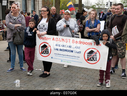 Salford, Manchester, UK 5 Mai, 2014. 'Bolton contre la Chambre Taxe" à l'assemblée annuelle de Salford Mai. Manchester, Salford, Bury et Oldham, Trades Union Councils a organisé cette année, la manifestation du Premier Mai, avec le message "Un avenir meilleur pour toutes nos communautés' pour célébrer la Journée internationale des travailleurs. Les travailleurs se sont réunis à Bexley Square d'entendre des intervenants avant la marche pour les jardins de la cathédrale. Les thèmes de cette année étaient notamment l'opposition à la Chambre à coucher, réductions d'impôt et de la fracturation hydraulique. (C) Mar Photographics/Alamy Live News Banque D'Images