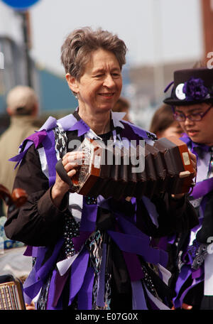 Morris anonyme divertir avec leurs danses Morris et de la musique dans le cadre de Poole Street Arts Festival sur le quai pour célébrer la Journée de mai Vacances de Banque Crédit : Carolyn Jenkins/Alamy Live News Banque D'Images