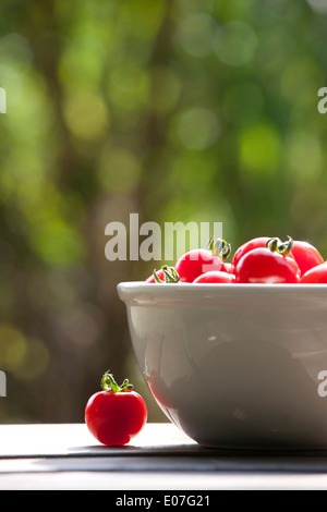 Les tomates cerise dans un bol en céramique Banque D'Images