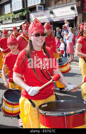 Petts Wood,UK,5 mai 2014,une femelle le batteur de Bloco en mai, au cours de la Fogo Day Parade de Petts Wood Crédit : Keith Larby/Alamy Live News Banque D'Images