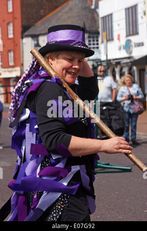 Morris anonyme divertir avec leurs danses Morris et de la musique dans le cadre de Poole Street Arts Festival sur le quai pour célébrer la Journée de mai Vacances de Banque Crédit : Carolyn Jenkins/Alamy Live News Banque D'Images