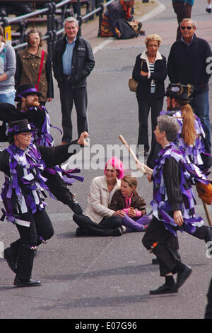 Morris anonyme divertir avec leurs danses Morris et de la musique dans le cadre de Poole Street Arts Festival sur le quai pour célébrer la Journée de mai Vacances de Banque Crédit : Carolyn Jenkins/Alamy Live News Banque D'Images