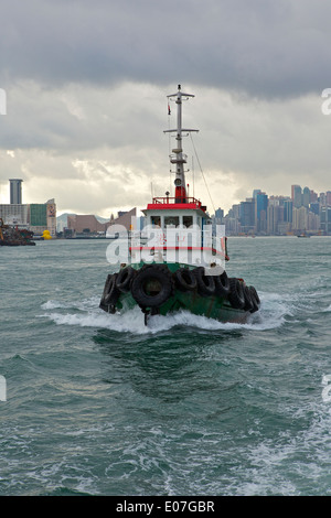 En cours remorqueur dans le port de Victoria, Hong Kong. Banque D'Images