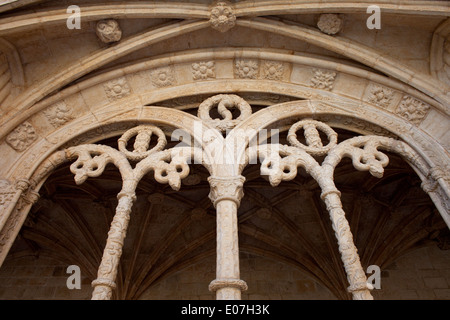 Remplages de style manuélin dans le cloître du Monastère des Hiéronymites à Lisbonne, Portugal. Banque D'Images