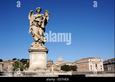 Italie, Rome, statue d'ange sur le pont Sant'Angelo et équipée Pierre basilique, ange avec les fouets Banque D'Images