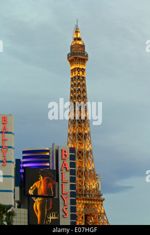 Soirée sur le Strip : Las Vegas Skyline sur une journée nuageuse rare. Banque D'Images