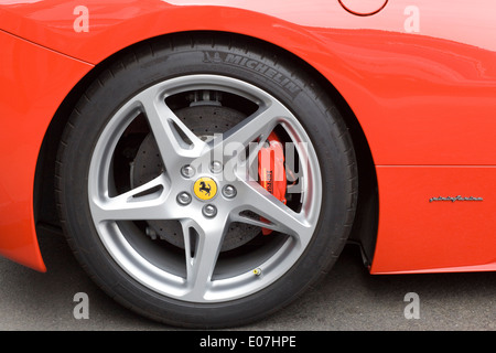 Roue sur une Ferrari 458 Italia voiture montrant le système de freinage abstract Banque D'Images