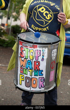 'Top the War on the Poors'  PCS qui soutient le rassemblement annuel de Salford le jour de mai.Les conseils syndicaux des métiers de Manchester, Salford, Bury et Oldham ont organisé cette année l'événement du jour de mai, avec le message "Un meilleur soutien de tambour PCS.L'avenir de toutes nos communautés pour célébrer la journée internationale des travailleurs.Les travailleurs se sont rassemblés à Bexley Square pour entendre des orateurs avant de marcher vers les jardins de la cathédrale.Cette année, les thèmes comprenaient l'opposition aux réductions, à la taxe de chambre et à la fracturation. Banque D'Images