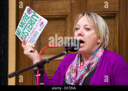 Penny Hicks, un activiste de longue date de SWP avec le message "pas plus d'austérité" au Rally annuel de mai 2014 de Salford.Les conseils syndicaux des métiers de Manchester, Salford, Bury et Oldham ont organisé cette année l'événement du jour de mai, avec le thème "Un avenir meilleur pour toutes nos communautés" pour célébrer la journée internationale des travailleurs.Les travailleurs se sont rassemblés à Bexley Square pour entendre des orateurs avant de marcher vers les jardins de la cathédrale.Cette année, les thèmes comprenaient l'opposition aux réductions, à la taxe de chambre et à la fracturation. Banque D'Images