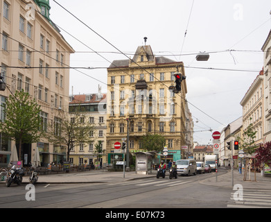 Street, les bâtiments, la circulation, et de voies de tram, lumière rouge à une intersection dans le quartier de Neubau à Vienne Autriche Banque D'Images