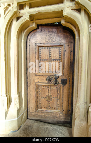 Il comporte la vieille porte, art traditionnel de Roumanie Banque D'Images