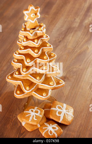 Arbre de Noël.épice Gingerbread cookies empilés comme arbre de Noël. Banque D'Images