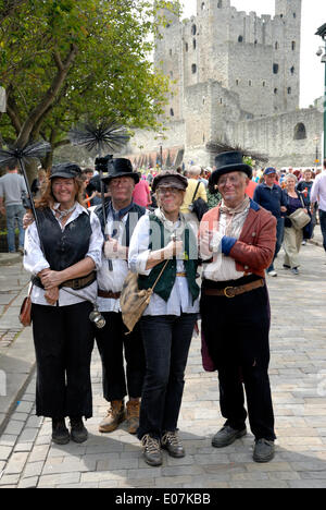 Sweeps Festival, Rochester, Kent, Bank Holiday lundi. Fête traditionnelle, relancé en 1981. Château de Rochester dans l'arrière-plan Banque D'Images