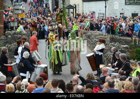 Le Green Man Festival à Clun, le lundi de mai des fêtes de banque. L'homme vert et sa Reine de mai traversent l'ancien pont après avoir vaincu la Reine du givre et accueilli le retour de l'été. Photo de Dave Bagnall Photography Banque D'Images