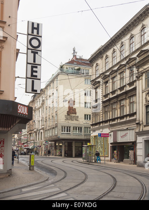 Street, les bâtiments, la circulation, les voies de tram et d'un hôtel dans le quartier de Neubau à Vienne, Autriche Banque D'Images