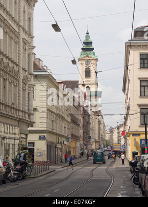 Street, les bâtiments, la circulation, les voies de tram et d'un clocher de l'église dans le quartier de Neubau à Vienne, Autriche Banque D'Images