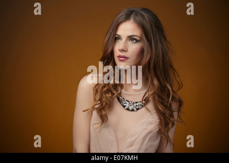 Jeune femme aux cheveux longs, portrait Banque D'Images