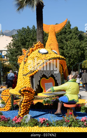 Piano d'Oranges Fish-Shaped faite lors de l'Assemblée fête du citron ou de la Fête du Citron à Menton Alpes-Maritimes France Banque D'Images